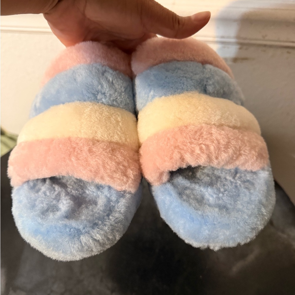UGG Fluff Yeah Slide Pride Stripes Fur Slippers Women’s Size 7 Comfy Rubber Sole - Picture 2 of 10